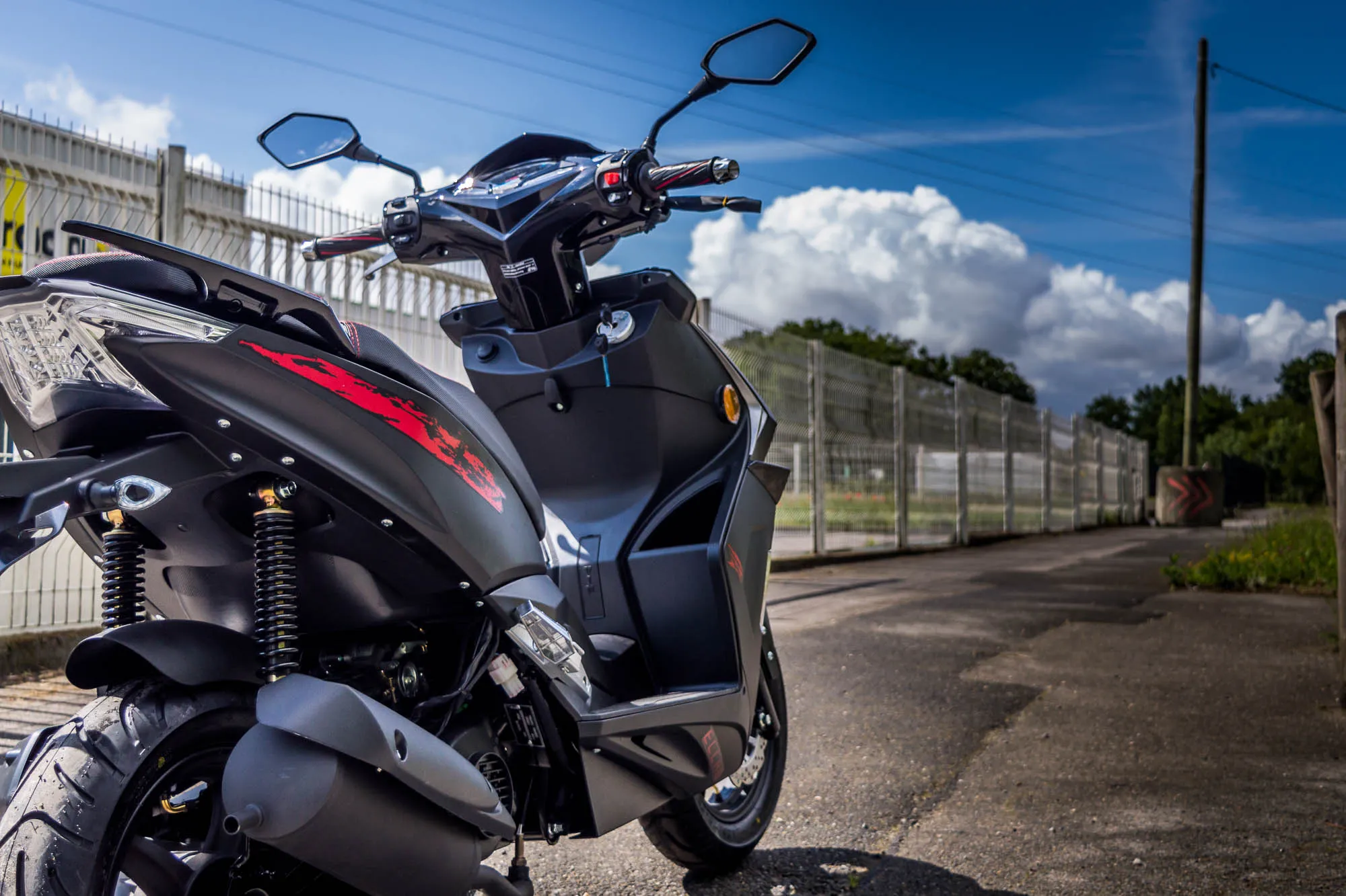 ECCHO FAST BLACK II – Le scooter 50 sportif au style racing